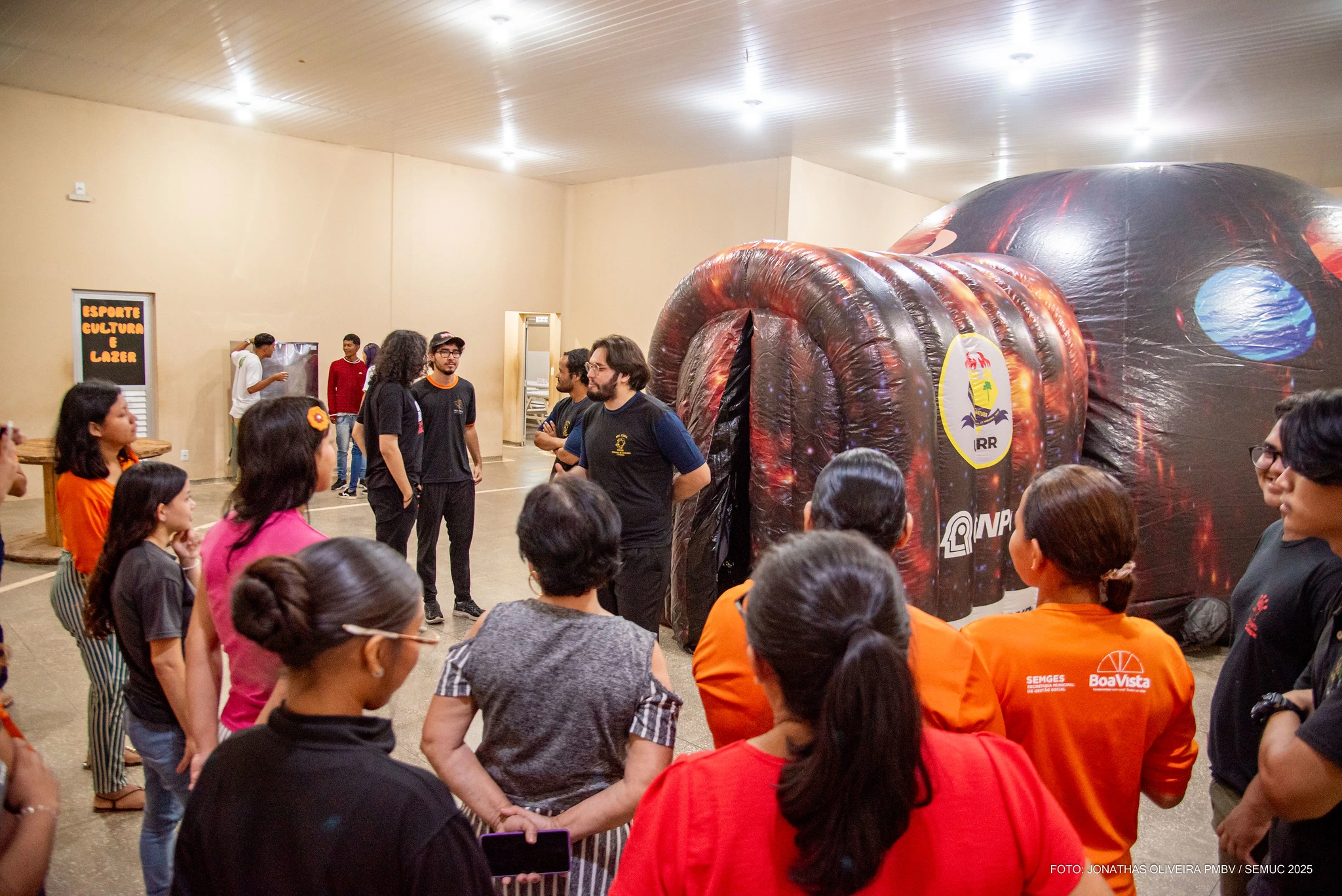 Viagem espacial com planetário